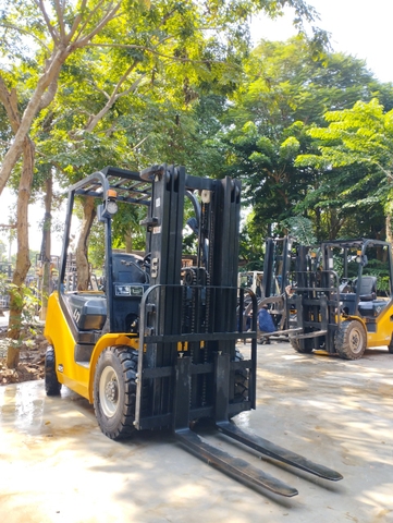Xe nâng mới UN FD25 chui công mới 100%