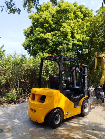 Xe nâng mới UN FD25 chui công mới 100%