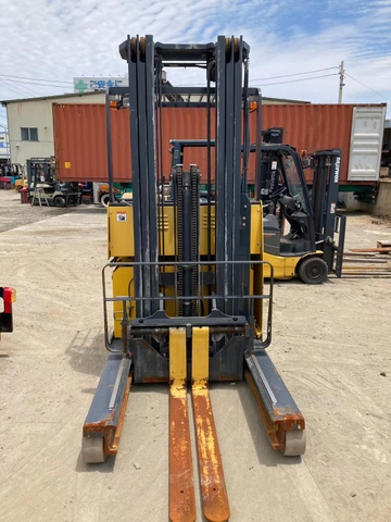 Komatsu đứng lái 2.5 tấn tháp 5.5 m FB25RN-4-5025