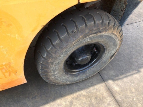 Xe nâng Toyota 7fd25 -21643 gật gù lốp đôi số sàn