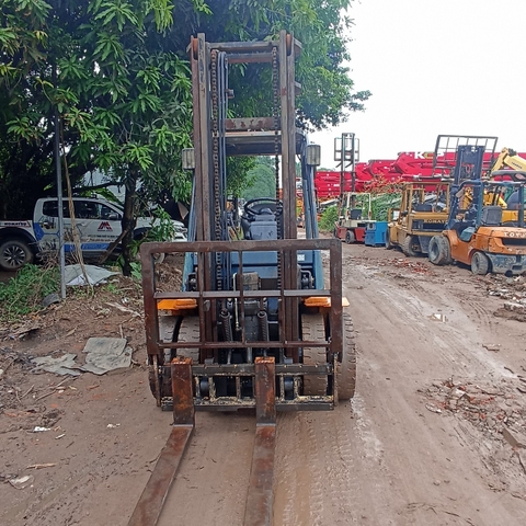 Xe nâng gật gù lốp đôi số sàn hiệu Toyota 7fd28-14470