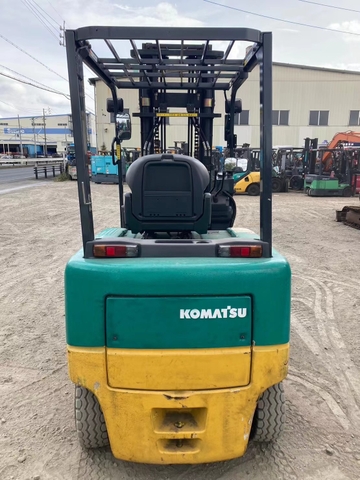 Xe điện komatsu FB30-11-817182 lắp kẹp giấy nguyên bản