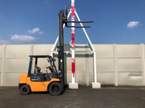 Xe nâng Toyota 7fd25 -21643 gật gù lốp đôi số sàn