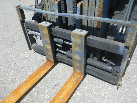 Komatsu FD45T-8-110119 chui công dịch càng