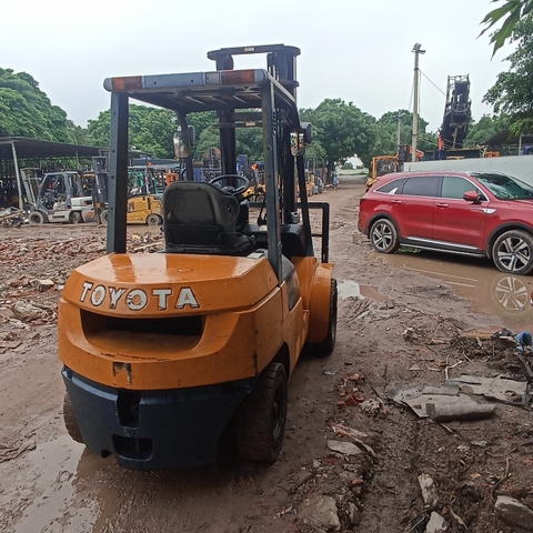 Xe nâng gật gù lốp đôi số sàn hiệu Toyota 7fd28-14470