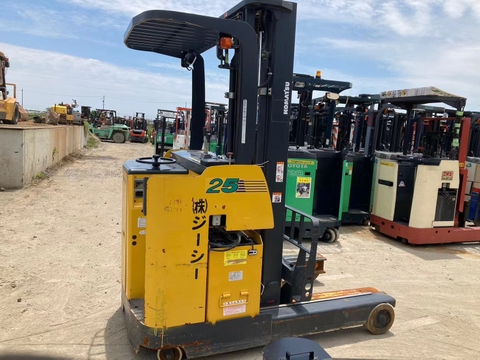 Komatsu đứng lái 2.5 tấn tháp 5.5 m FB25RN-4-5025