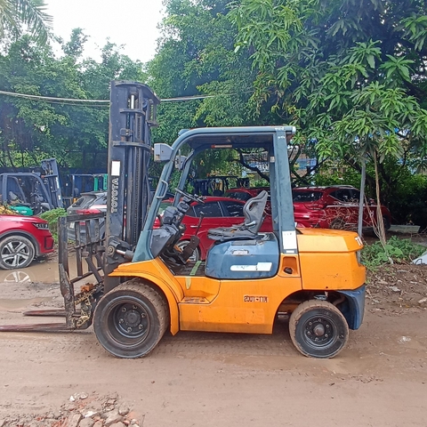 Xe nâng gật gù lốp đôi số sàn hiệu Toyota 7fd28-14470