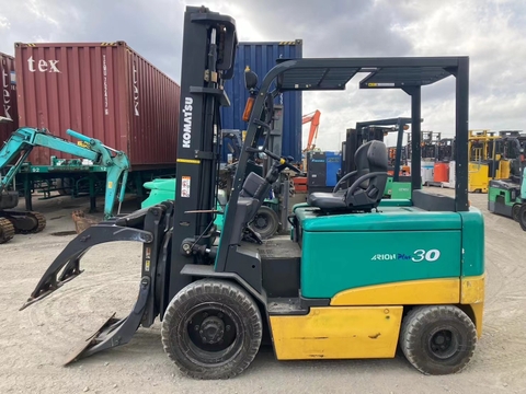 Xe điện komatsu FB30-11-817182 lắp kẹp giấy nguyên bản