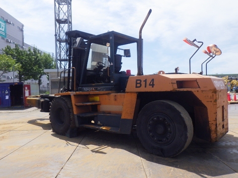 Xe nâng toyota 4FD230-10019 dùn cho ngành luyện quặng.