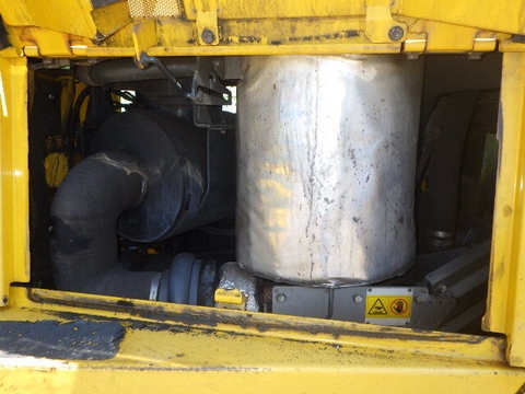 Máy ủi bánh xích hiệu komasu D155AX-6-81177