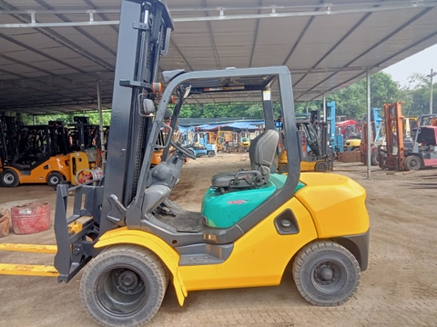 Xe nâng komatsu FD30T-16-722657 (gật gù - số tự động - lốp đôi)