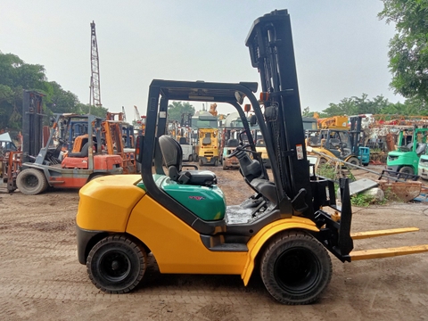Xe nâng komatsu FD30T-16-722657 (gật gù - số tự động - lốp đôi)