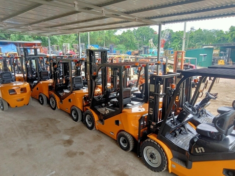 Xe nâng dầu 2.5 tấn