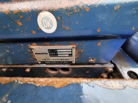 Xe nâng nồi đồng cối đá komatsu FD25-11-448383 số sàn gật gù lốp đôi