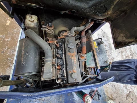 Xe nâng nồi đồng cối đá komatsu FD25-11-448383 số sàn gật gù lốp đôi