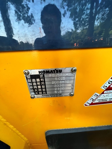 Komatsu đứng lái 2.5 tấn tháp 5.5 m FB25RN-4-5025