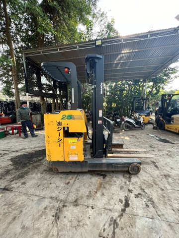 Komatsu đứng lái 2.5 tấn tháp 5.5 m FB25RN-4-5025