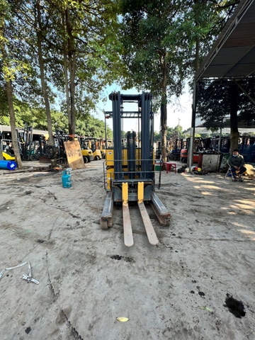 Komatsu đứng lái 2.5 tấn tháp 5.5 m FB25RN-4-5025