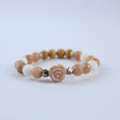 Vòng tay mix hạt đá và xương có mặt hoa hồng