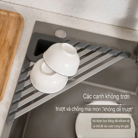 Cuộn liên tam giác úp chén dĩa gác trên bồn rửa