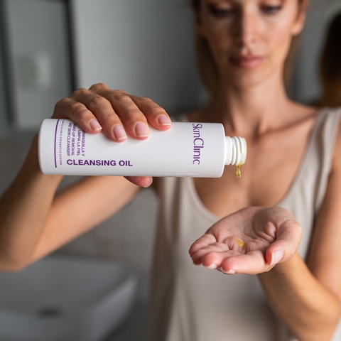 SKINCLINIC CLEANSING OIL: Dầu Tẩy Trang Dịu Nhẹ, Sạch Sâu & Không Gây Bít Tắc