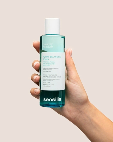 Sensilis Purify Balancing Toner: Nước Cân Bằng Kiềm Dầu, Thu Nhỏ Lỗ Chân Lông Và Dưỡng Sáng Da