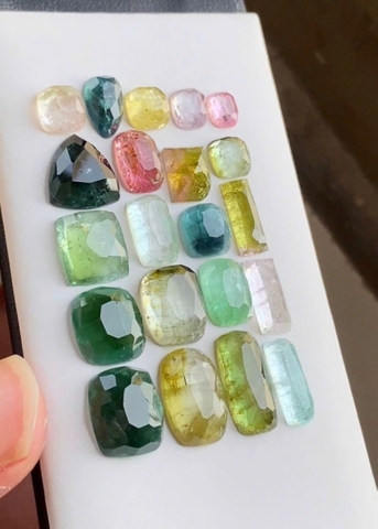 Đá Tourmaline Giá Bao Nhiêu? Giá Theo Màu, Độ Sạch Và Carat