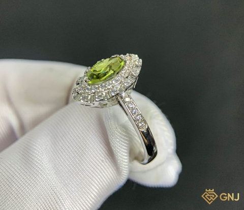 Nhẫn vàng đính đá Peridot tự nhiên