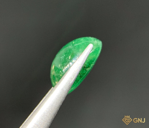 Viên đá Ngọc Lục Bảo tự nhiên