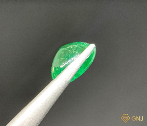 Viên đá Ngọc Lục Bảo tự nhiên
