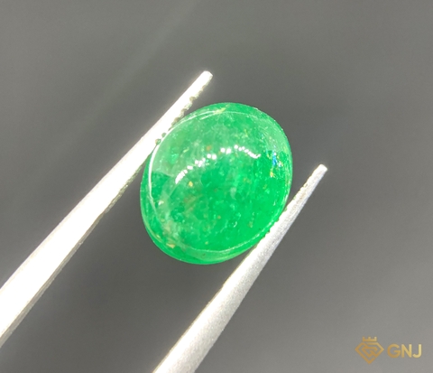 Viên đá Ngọc Lục Bảo tự nhiên