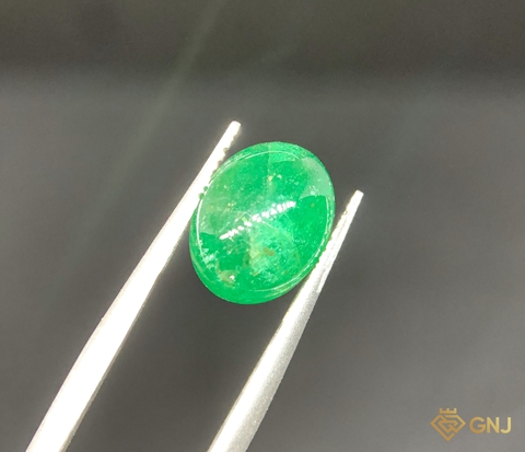Viên đá Ngọc Lục Bảo tự nhiên