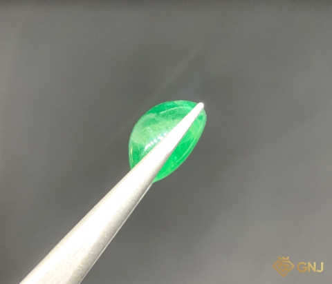 Viên đá Ngọc Lục Bảo tự nhiên