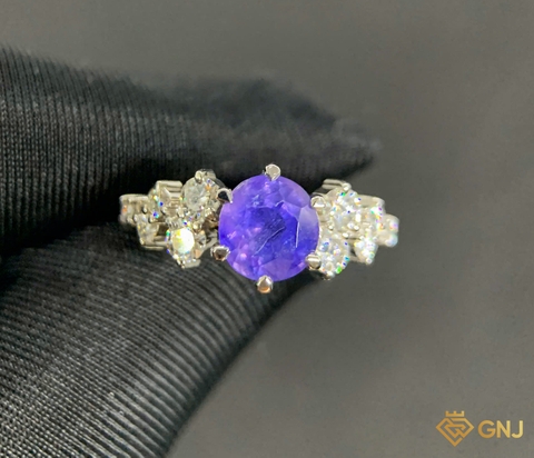 Nhẫn vàng đính đá Sapphire tự nhiên