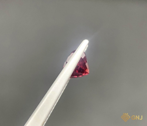 Viên đá Garnet tự nhiên