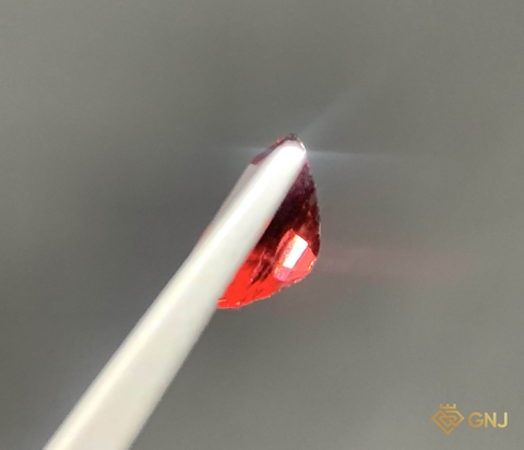 Viên đá Garnet tự nhiên