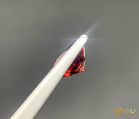 Viên đá Garnet tự nhiên