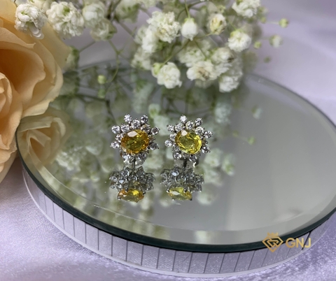 Hoa tai đính đá sapphire vàng thiên nhiên