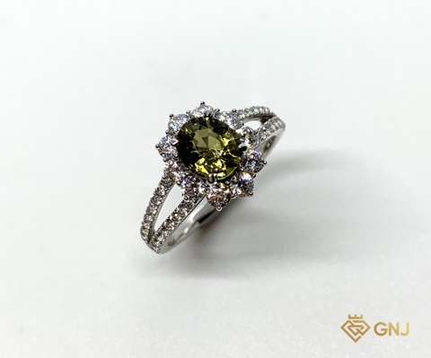 Nhẫn nữ Tourmaline thiên nhiên sang trọng.