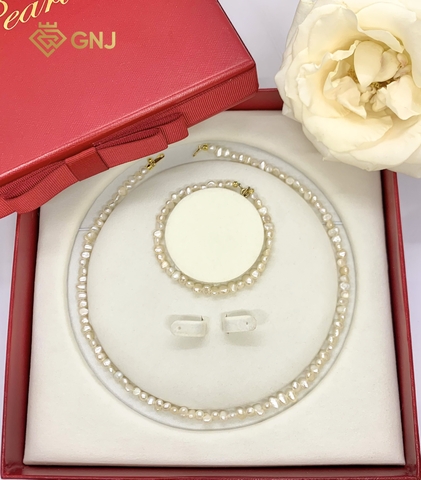Ngọc trai keshi set bao gồm chuỗi vòng cổ và vòng tay.