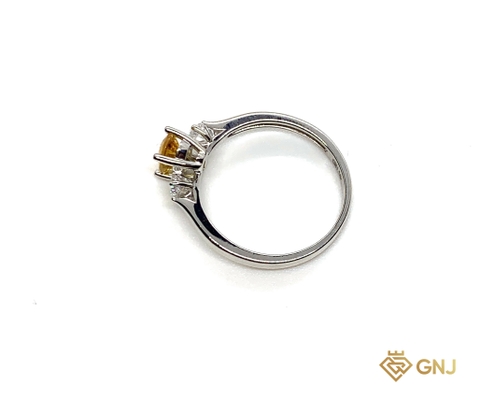 Nhẫn nữ vàng trắng đính đá sapphire vàng thiên nhiên.