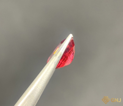 Viên đá Spinel đỏ tự nhiên