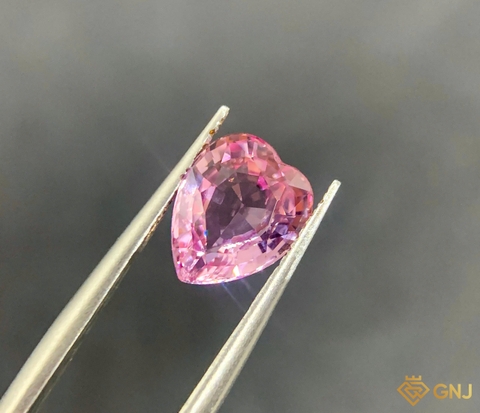 Viên đá Spinel tự nhiên