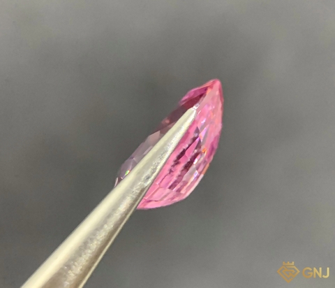 Viên đá Spinel tự nhiên