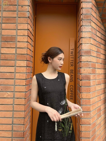 VÁY LỤA TƠ TẰM THÊU TAY ĐEN CÚC