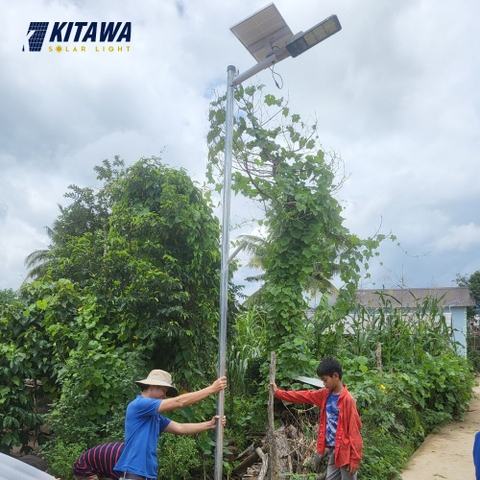 Lắp đặt đèn năng lượng mặt trời ở xã Hòa Đông, huyện Krông Pắk, Đắk Lắk
