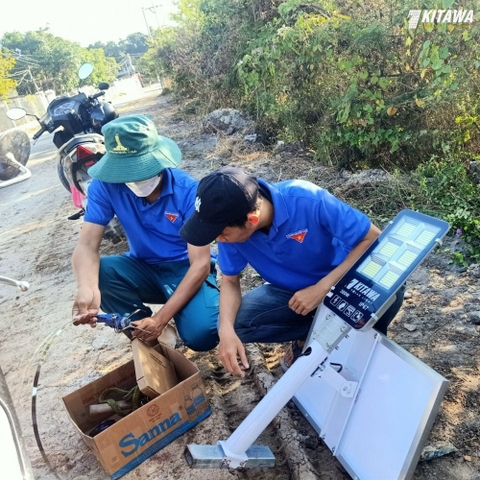 KITAWA ra quân cùng Đoàn thanh niên lắp đèn năng lượng mặt trời thắp sáng đường quê
