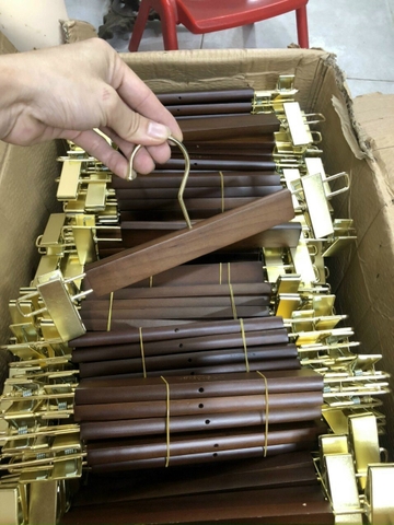 kẹp quần gỗ nâu,đầu kẹp inoc vàng,đầu móc tròn ngắn vàng