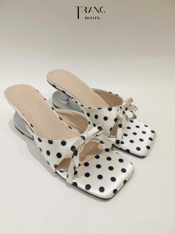 IVORY LUXE - LADY ÉLAN Sandal mũi vuông gót đặc biệt – phong cách retro chấm bi phối họa tiết tim, chi tiết nơ thanh lịch, thiết kế niche cao cấp.
