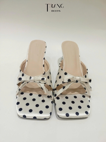 IVORY LUXE - LADY ÉLAN Sandal mũi vuông gót đặc biệt – phong cách retro chấm bi phối họa tiết tim, chi tiết nơ thanh lịch, thiết kế niche cao cấp.